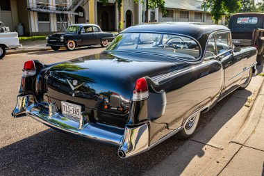 Falcon Heights, MN - 19 Haziran 2022: 1954 Cadillac Serisi 62 Coupe de Ville 'in yüksek perspektifli arka köşe görüntüsü.