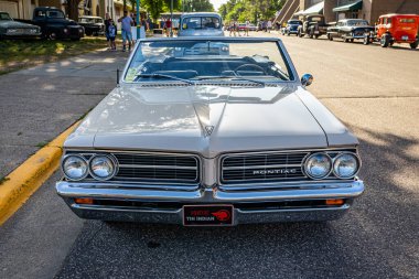 Falcon Heights, MN - 19 Haziran 2022: Yerel bir araba fuarında 1964 Pontiac LeMans Üstü açılabilen bir arabanın yüksek perspektifli manzarası.