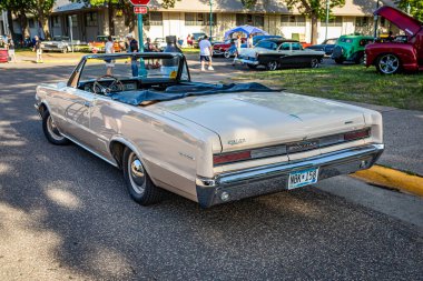 Falcon Heights, MN - 19 Haziran 2022: 1964 Pontiac LeMans Üstü açılabilen bir otomobil fuarının yüksek perspektifli arka köşesi.