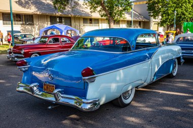 Falcon Heights, MN - 19 Haziran 2022: Yerel bir araba fuarında 1955 Packard Clipper Super Panama 2 Door Hardtop 'ın yüksek perspektifli arka köşe görüntüsü.