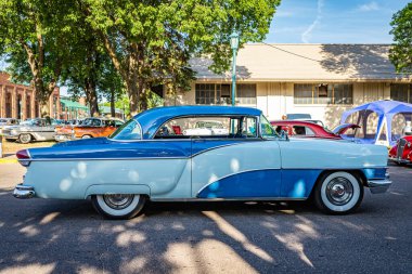 Falcon Heights, MN - 19 Haziran 2022: Yerel bir araba fuarında 1955 Packard Clipper Super Panama 2 Door Hardtop.