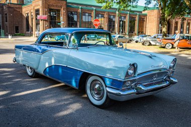 Falcon Heights, MN - 19 Haziran 2022: Yerel bir araba fuarında 1955 Packard Clipper Super Panama 2 Door Hardtop 'ın yüksek perspektifli ön köşe görüntüsü.