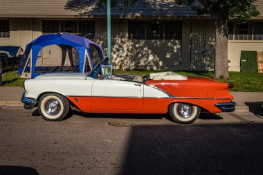 Falcon Heights, MN - 19 Haziran 2022: 1956 Oldsmobile Super 88 Convertible 'in yüksek perspektifli yan görüntüsü yerel bir araba fuarında.