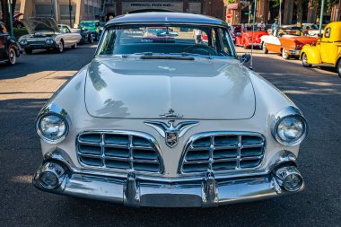 Falcon Heights, MN - 19 Haziran 2022: Yerel bir araba fuarında 1955 Chrysler Imperial 4 Door Sedan 'ın yüksek perspektifli ön görüntüsü.