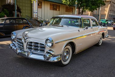Falcon Heights, MN - 19 Haziran 2022: 1955 Chrysler Imperial 4 Door Sedan 'ın yüksek perspektifli ön köşe görüntüsü yerel bir araba fuarında.