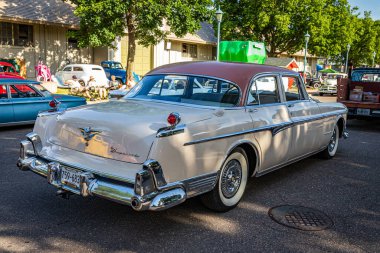 Falcon Heights, MN - 19 Haziran 2022: 1955 Chrysler Imperial 4 Door Sedan otomobil fuarında yüksek perspektifli arka köşe görüntüsü.