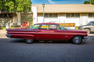 Falcon Heights, MN - 19 Haziran 2022: 1960 Pontiac Bonneville 4 kapılı bir araba fuarının yüksek perspektifli yan görüntüsü.