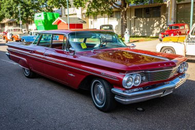 Falcon Heights, MN - 19 Haziran 2022: 1960 Pontiac Bonneville 4 Kapısı Hardtop manzaralı yerel bir araba fuarında.