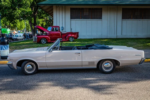 Falcon Heights Június 2022 Magas Perspektívájú Oldalnézet Egy 1964 Pontiac — Stock Fotó