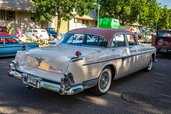 ファルコンハイツ 6月19 2022 ローカルカーショーで1955クライスラーインペリアル4ドアセダンの高視点リアコーナービュー — ストック写真