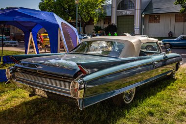 Falcon Heights, MN - 19 Haziran 2022: 1962 model bir Cadillac serisinin yüksek perspektifli arka köşe görüntüsü.