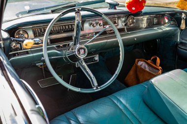 Falcon Heights, MN - 19 Haziran 2022: Yerel bir araba fuarında 1962 model bir Cadillac serisinin iç görünümü.