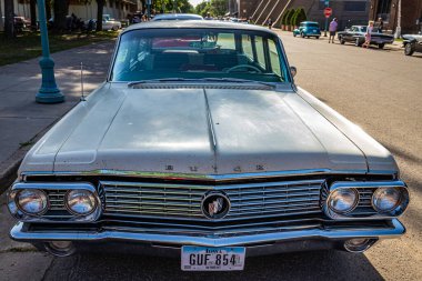 Falcon Heights, MN - 19 Haziran 2022: 1963 Buick Invicta Station Wagon 'un yerel bir araba fuarında yüksek perspektifli ön görüntüsü.