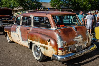 Falcon Heights, MN - 19 Haziran 2022: 1952 Dodge Coronet Sierra Wagon 'un yerel bir araba fuarında yüksek perspektifli arka köşe görüntüsü.