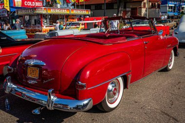 Falcon Heights, MN - 19 Haziran 2022: 1952 model bir Plymouth Cranbrook 'un yüksek perspektifli arka köşe görüntüsü.