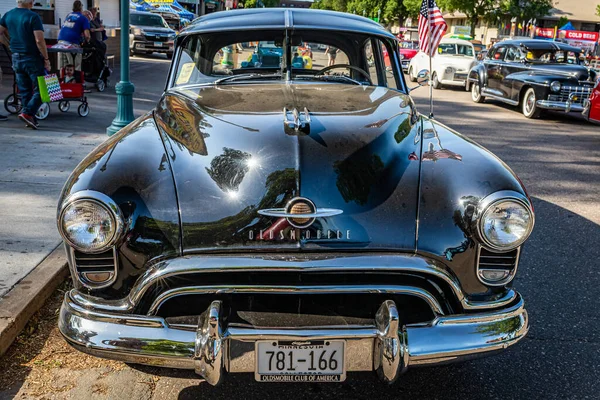 ファルコンハイツ 2022年6月19日 地元のカーショーで1949年のオールズモビル未来のデラックスセダンのハイパースペクティブフロントビュー — ストック写真