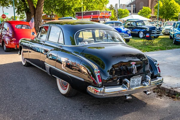明尼苏达州猎鹰高地 2022年6月19日 在当地车展上拍摄的1949年Oldsmobile Futuramic Deluxe Sedan的高透视后角景 — 图库照片