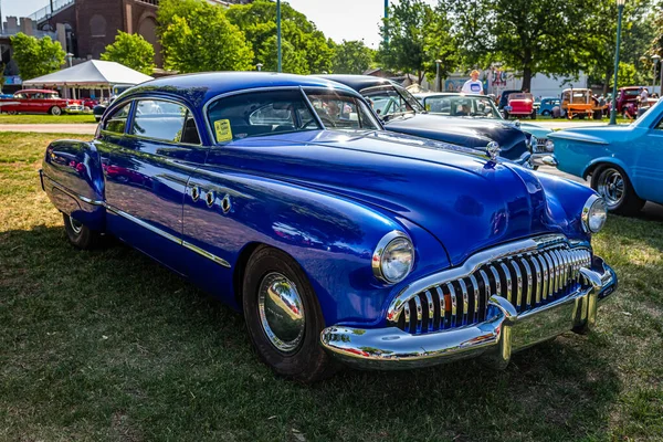 Falcon Heights, MN - 19 Haziran 2022: 1949 model Buick Super Eight Sedanette Coupe 'nin yüksek perspektifli ön köşesi.