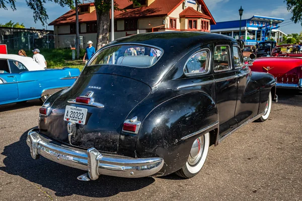Falcon Heights, MN - 19 Haziran 2022: 1946 Dodge D24C 4 Door Sedan 'ın yüksek perspektifli arka köşe görüntüsü.