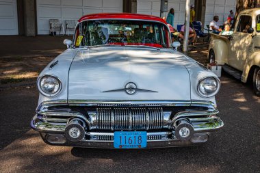 Falcon Heights, MN - 19 Haziran 2022: Yerel bir araba fuarında 1957 Pontiac Süper Şef Safari Wagon 'un yüksek perspektifli manzarası.