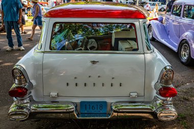 Falcon Heights, MN - 19 Haziran 2022: Yerel bir araba fuarında 1957 Pontiac Süper Şef Safari Wagon 'un yüksek perspektifli arka görüntüsü.