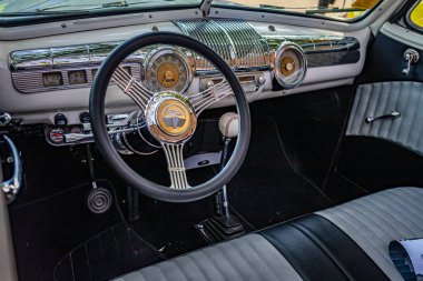 Falcon Heights, MN - 19 Haziran 2022: Yerel bir otomobil fuarında 1948 Ford Super Deluxe Greased Lightning Üstü açılabilen bir arabanın yüksek perspektifli iç görünümü.