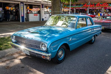 Falcon Heights, MN - 19 Haziran 2022: 1963 model Ford Falcon 2 Door Sedan 'ın yüksek perspektifli ön köşe görüntüsü.