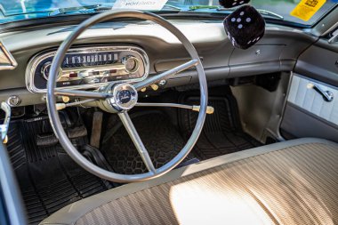 Falcon Heights, MN - 19 Haziran 2022: 1963 model Ford Falcon 2 Door Sedan 'ın iç görünümü yerel bir araba fuarında.