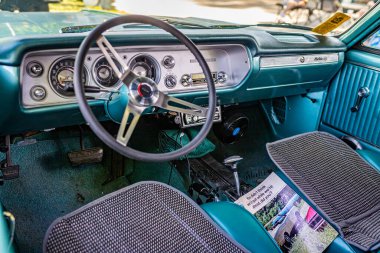 Falcon Heights, MN - 19 Haziran 2022: 1964 Chevrolet Chevelle Malibu SS Üstü açılabilen bir otomobil fuarının yüksek perspektifli iç görünümü.