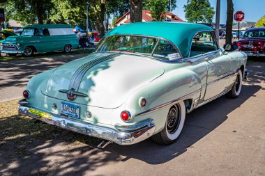 Falcon Heights, MN - 19 Haziran 2022: 1952 Pontiac Chieftain Catalina 2 Door Hardtop 'ın yüksek perspektifli arka köşesi.