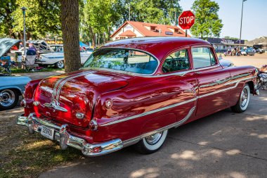 Falcon Heights, MN - 19 Haziran 2022: 1953 Pontiac Chieftain 2 Door Sedan otomobil fuarında yüksek perspektifli arka köşe görüntüsü.