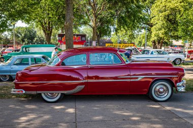 Falcon Heights, MN - 19 Haziran 2022: 1953 Pontiac Chieftain 2 Door Sedan otomobil fuarında yüksek perspektifli yan görüş.