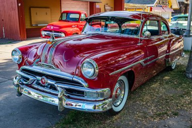 Falcon Heights, MN - 19 Haziran 2022: 1953 Pontiac Chieftain 2 Door Sedan otomobil fuarında yüksek perspektifli ön köşe görüntüsü.