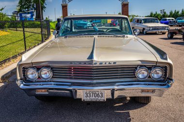 Falcon Heights, MN - 19 Haziran 2022: 1963 Oldsmobile Super 88 Holiday Sedan otomobil fuarının yüksek perspektifli ön görüntüsü.