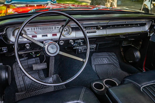2022年6月19日 密歇根州猎鹰高地 1964年福特猎鹰未来可转换汽车在当地车展上的高瞻远瞩细节内景 — 图库照片