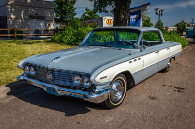 Falcon Heights, MN - 19 Haziran 2022: 1961 Buick Invicta Sport Sedan 'ın yerel bir araba fuarında yüksek perspektifli ön köşe görüntüsü.