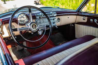 Falcon Heights, MN - 19 Haziran 2022: Yerel bir araba fuarında 1950 Buick Eight Super Convertible 'in geniş açı yüksek perspektif detaylı iç görünümü.