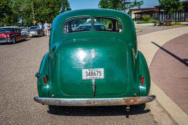 Falcon Heights, MN - 19 Haziran 2022: 1940 model Packard 110 4 kapılı Sedan 'ın yüksek perspektifli arka görüntüsü.
