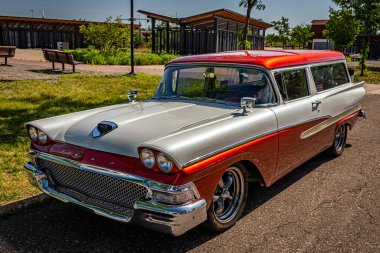 Falcon Heights, MN - 19 Haziran 2022: 1958 Ford Del Rio Ranch Wagon 'un yerel bir araba fuarında yüksek perspektifli ön köşe görüntüsü.