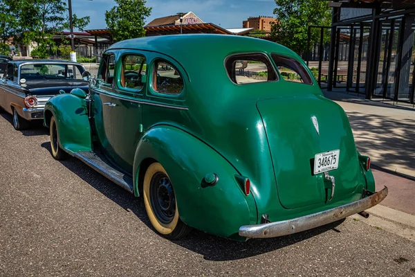 明尼苏达州猎鹰高地 2022年6月19日 一辆1940年款Packard 110 4门轿车在当地车展上的高透视后转角视图 — 图库照片