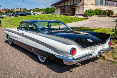 Falcon Heights, MN - 19 Haziran 2022: 1960 model bir Buick LeSabre 2 Door Hardtop 'ın yüksek perspektifli arka köşesi..