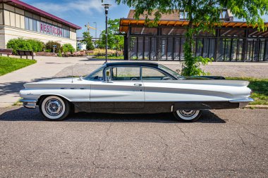 Falcon Heights, MN - 19 Haziran 2022: 1960 model bir Buick LeSabre 2 Door Hardtop 'ın yüksek perspektifli yan görüntüsü.