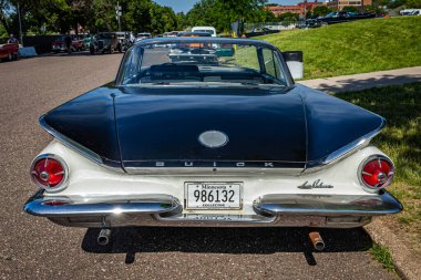 Falcon Heights, MN - 19 Haziran 2022: 1960 model bir Buick LeSabre 2 Door Hardtop 'ın yüksek perspektifli arka görüntüsü.