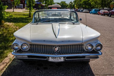 Falcon Heights, MN - 19 Haziran 2022: 1960 model bir Buick LeSabre 2 Door Hardtop 'ın ön görüntüsü yerel bir araba fuarında.