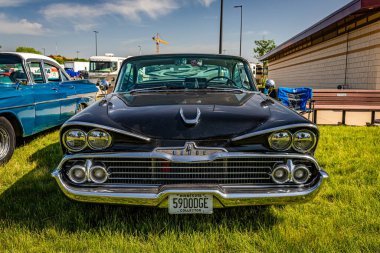 Falcon Heights, MN - 19 Haziran 2022: Yerel bir araba fuarında 1959 Dodge Coronet 2 Door Hardtop manzarası.