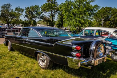 Falcon Heights, MN - 19 Haziran 2022: 1959 Dodge Coronet 2 Door Hardtop yerel bir araba fuarında yüksek perspektifli arka köşe görüntüsü.