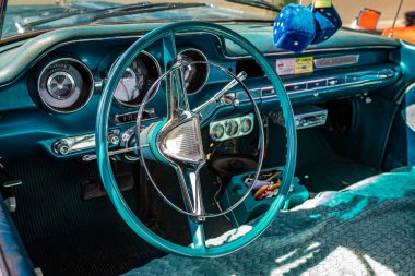 Falcon Heights, MN - 19 Haziran 2022: 1959 Pontiac Catalina 4 kapılı bir otomobil fuarının detaylı iç görüntüsü.