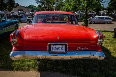 Falcon Heights, MN - 19 Haziran 2022: 1962 Chrysler Newport 4 kapılı bir otomobil fuarının yüksek perspektifli arka görüntüsü.
