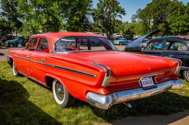 Falcon Heights, MN - 19 Haziran 2022: 1962 Chrysler Newport 4 kapılı bir otomobil fuarında yüksek perspektifli arka köşe görüntüsü.