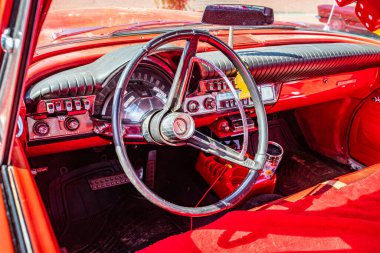 Falcon Heights, MN - 19 Haziran 2022: 1962 Chrysler Newport 4 kapılı bir otomobil fuarında yüksek perspektifli iç görünüm.